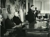 Fotografia de Américo Tomás, acompanhado por Alfredo Rodrigues dos Santos Júnior, presidindo à sessão solene da cerimónia de inauguração do Palácio da Justiça, por ocasião da visita oficial efetuada a Elvas