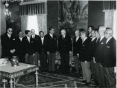 Fotografia de Américo Tomás no Palácio Nacional de Belém, recebendo em audiência as forças vivas do distrito de Vila Real