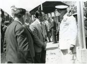 Fotografia de Américo Tomás saudando a população em Alijó por ocasião da visita efetuada por ocasião da visita efetuada ao distrito de Bragança, de 29 a 31 de agosto de 1964