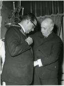 Fotografia de Américo Tomás condecorando Carlos de Lacerda no Palácio de Belém