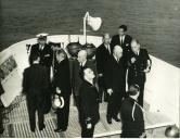 Fotografia de Américo Tomás acompanhado por várias individualidades civis e da Marinha passeando a bordo do paquete francês "France"