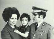 Fotografia do casal Eanes com o seu filho Manuel