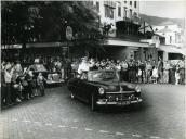 Fotografia de Américo Tomás saudando a população num automóvel descapotável por ocasião da inauguração do Aeroporto do Funchal, na Ilha da Madeira