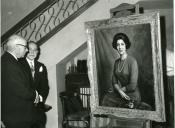 Fotografia de Américo Tomás, acompanhado por Henrique Medina, por ocasião da visita realizada ao seu atelier