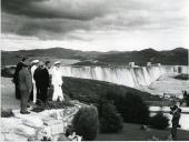 Fotografia de Américo Tomás, acompanhado por Eduardo de Arantes e Oliveira, por ocasião da visita efetuada às obras  da barragem do Alto Rabagão