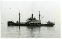 Fotografia do vapor “Buzi”, construído nos estaleiros alemães de Hamburgo sob o nome de “Rufidji”, entrando no rio Tejo