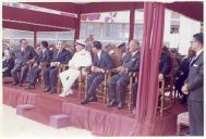 Fotografia de Américo Tomás na cerimónia de inauguração da Praça do Brasil em Setúbal, por ocasião da participação nas comemorações do II Centenário do nascimento do poeta Bocage