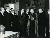 Fotografia de Américo Tomás no Palácio de Belém, acompanhado por Adriano Moreira, recebendo em audiência a direção da Academia Internacional de Cultura Portuguesa