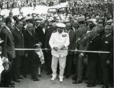 Fotografia de Américo Tomás, acompanhado por Alfredo Rodrigues dos Santos Júnior, em Santarém, presidindo à inauguração da Feira do Ribatejo