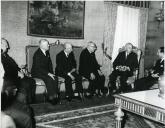 Fotografia de Américo Tomás no Palácio Nacional de Belém, recebendo em audiência a administração do Banco Nacional Ultramarino