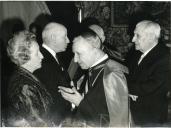 Fotografia de Américo Tomás, acompanhado por Gertrudes Rodrigues Tomás e por Oliveira Salazar, participando numa cerimónia oficial com a presença de entidades eclesiásticas