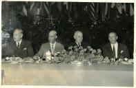 Fotografia de Américo Tomás acompanhado por António Augusto Peixoto Correia e por César Moreira Batista no restaurante Folclore, por ocasião de um almoço oferecido por José Manuel Martins