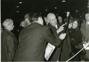 Fotografia de Américo Tomás, acompanhado pela esposa Gertrudes Rodrigues Tomás e pela filhas Maria Madalena e Maria Natália, na Feira das Indústrias, presidindo à inauguração do 2.º Salão de Antiguidades