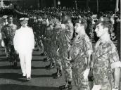 Fotografia de Américo Tomás na feira das Indústrias passando revistas às tropas, por ocasião da celebração do dia da Força Aérea Portuguesa