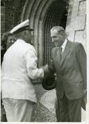 Fotografia de Oliveira Salazar despedindo-se do almirante Hewitt depois do banquete que ofereceu no Palácio da Pena, em Sintra, aos oficiais da 12ª esquadra norte-americana