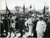 Fotografia de Américo Tomás no Aeroporto Internacional da Beira durante a visita de estado à cidade da Beira, em Moçambique