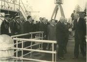Fotografia de Américo Tomás, acompanhado por Quintanilha e Mendonça Dias, visitando o navio atómico NS Savannah