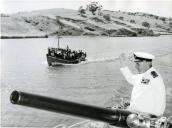 Fotografia de Américo Tomás a bordo do navio hidrográfico "João Lisboa", por ocasião da visita oficial efetuada ao Algarve
