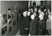 Fotografia de Américo Tomás, acompanhado por César Moreira Batista, nas instalações do S.N.I. visitando uma exposição de fotografia submarina