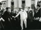 Fotografia de Américo Tomás, acompanhado por Eduardo de Arantes e Oliveira, cumprimentando alunos universitários durante a viagem ao norte do país