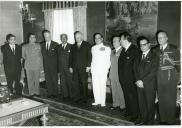 Fotografia de Américo Tomás, acompanhado por Alfredo Rodrigues dos Santos Júnior, no Palácio de Belém, recebendo em audiência a Junta Central da Legião Portuguesa