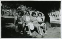 Fotografia de Maria Madalena e Maria Natália, filhas de Américo Tomás, com familiares e amigos por ocasião da sua visita ao norte de Portugal