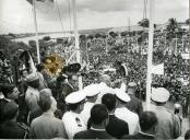 Fotografia de Américo Tomás, acompanhado por José Augusto da Costa Almeida e por António Augusto Peixoto Correia, saudando a população por ocasião da visita de estado efetuada a Moçambique