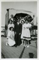 Fotografia de Maria Natália e Maria Madalena, filhas de Américo Tomás, com familiares e amigos visitando um navio de guerra da Marinha Portuguesa, por ocasião da sua visita ao norte de Portugal