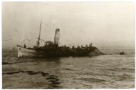 Fotografia duma traineira a vapor portuguesa durante um dia de faina de pesca