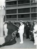 Fotografia de Américo Tomás na cidade de Maputo inaugurando um padrão no Comando Naval da Marinha, por ocasião da visita de estado efetuada a Moçambique