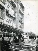 Fotografia de Américo Tomás saudando a população de Quelimane do interior de um automóvel durante a visita de estado efetuada a Moçambique 