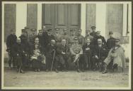 Fotografia de Gomes da Costa com os elementos da Comissão dos Padrões da Grande Guerra