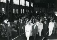 Fotografia de Américo Tomás acompanhado por António Augusto Peixoto Correia nas oficinas dos caminhos de ferro da cidade de Maputo, por ocasião da visita de estado efetuada a Moçambique