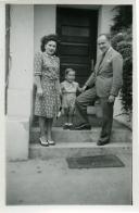 Fotografia de familiares e amigos de Américo Tomás, na sua residência, na Parede