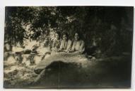 Fotografia de Gertrudes Ribeiro da Costa com um grupo de familiares e amigos.