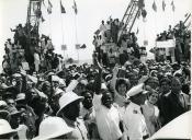Fotografia da população assistindo ao cortejo de Américo Tomás por ocasião da visita de estado efetuada a Moçambique