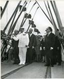 Fotografia de Américo Tomás, acompanhado por Gertrudes Rodrigues Tomás e por António Augusto Peixoto, em Inhambane, por ocasião da visita de estado efetuada a Moçambique