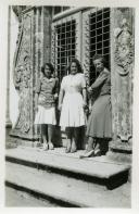 Fotografia de Gertrudes Tomás, mulher de Américo Tomás, com as filhas Maria Natália e Maria Madalena, à entrada duma igreja, por ocasião da sua visita ao norte de Portugal