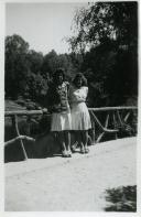 Fotografia de Maria Natália e Maria Madalena, filhas de Américo Tomás, junto ao Lago do Bom Jesus do Monte, em Braga, por ocasião da sua visita ao norte de Portugal