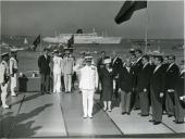 Fotografia de Américo Tomás acompanhado por Gertrudes Rodrigues Tomás e por António Augusto Peixoto Correia na cidade de Maputo, por ocasião da visita de estado efetuada a Moçambique