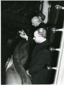 Fotografia de Américo Tomás assistindo ao sarau do Orfeão Académico de Coimbra a favor das vítimas da crise sísmica no Açores, no Coliseu dos Recreios em Lisboa