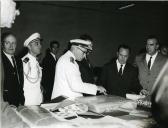 Fotografia de Américo Tomás, acompanhado por José Augusto da Costa Almeida, por ocasião da visita de estado efetuada a Moçambique