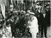 Fotografia de Américo Tomás durante a visita a Valença do Minho