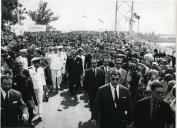 Fotografia de Américo Tomás, acompanhado por António Augusto Peixoto, inaugurando a ponte sobre o rio Limpopo em Xai-Xai, por ocasião da visita de estado efetuada a Moçambique