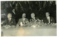 Fotografia de Américo Tomás acompanhado por António Augusto Peixoto Correia e por César Moreira Batista no restaurante Folclore, por ocasião de um almoço oferecido por José Manuel Martins