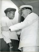 Fotografia de Américo Tomás cumprimentando um camponês do Limpopo, por ocasião da visita de estado efetuada a Moçambique