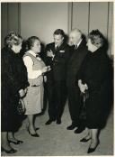 Fotografia de Américo Tomás, acompanhado por Gertrudes Rodrigues Tomás, presidindo à sessão solene de abertura do novo ano letivo do Instituto de Odivelas