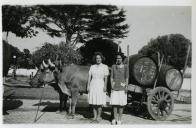 Fotografia de Maria Madalena e Maria Natália, filhas de Américo Tomás, por ocasião da sua visita ao norte de Portugal