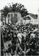 Fotografia de Américo Tomás, acompanhado por António Augusto Peixoto Correia e por César Moreira Batista, saudando a população por ocasião de uma paragem na Ilha do Príncipe, durante o regresso da visita de estado efetuada a Moçambique