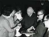 Fotografia de Américo Tomás no Palácio Nacional de Belém, recebendo em audiência a um grupo de portugueses e brasileiros residentes no Rio de Janeiro
